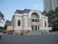 Gedung teater yang berada di seberang kantor walikota. Tidak hanya penampilan teater yang diselenggarakan di dalam gedung ini, melainkan juga pertunjukan musik dan orchestra (Asti/detikTravel)