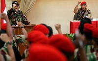 Ketua DPD RI Irman Gusman meneriakkan yel-yel 'komando' di hadapan ratusan prajurit kopasus. (dok. DPD RI).