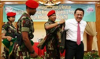 Danjen Kopasus Mayjen TNI Agus Sutomo menyematkan jaket TNI kepada Ketua DPD Irman Gusman. (dok. DPD RI).