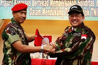 Danjen Kopassus Mayjen TNI Agus Sutomo memberikan penghargaan kepada Ketua DPD Irman Gusman sebagai rasa terimakasih atas kehadirannya dalam acara Sambung Rasa dalam rangka Peringatan HUT ke-61 Kopasus. (dok. DPD RI).