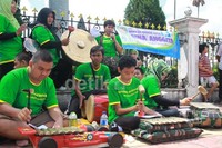 Para siswa Sekolah Autis Bina Anggita Yogyakarta menggelar aksi setelah melakukan pawai keliling kota Yogyakarta menggunakan andong.