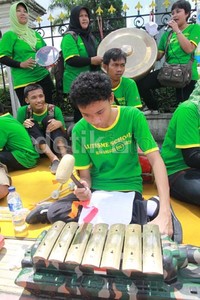 Dengan gembira para siswa memainkan alat musik gamelan di depan plaza monumen SO 1 Maret 1949.