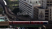 Bangkok Mass Transit System atau yang biasa disebut BTS Skytrain meiliki 2 jalur yaitu Mo Chit - On Line Nut yang berjalan melalui Sukhumvit Rd dan Nasional Stadiun- Wongwian Yai Jalur yang berjalan melalui Silom.