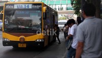 Sejumlah warga menunggu kedatangan bus di 99 Rajdamri Road, Pathumwan, Siam, Bangkok, Thailand.