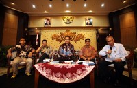 Diskusi tersebut juga menghadirkan Pakar Hukum Pidana UI Gandjar Laksamana Bodan dan Anggota Komisi III DPR RI Indra.