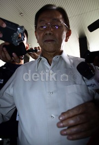 Kwik Kian Gie hanya tersenyum setiap ditanya wartawan perihal kedatangannya ke KPK. Ramses/detikFoto.