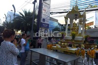 Di tengah kesibukan sehari-hari warga Bangkok masih menyempatkan diri untuk beribadah.