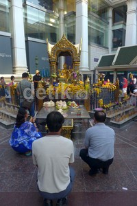 Warga Bangkok yang mayoritas beragama Budha akan mudah di temui tengah beribadah meski ikut di lakukan di pusat keramaian.