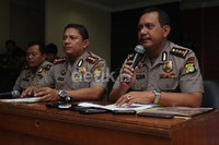 Kabid Humas Polda Metro Jaya Komisaris besar Rikwanto, Kapolres Jakarta selatan Komisaris Besar Wahyu Hadiningrat dan Kapolsek Ciputat Kompol Alip memberikan keterangan kepada wartawan saat gelar barang bukti kasus perampokan dan pemerkosaan di Polres Jakarta Selatan, Jakarta, Selasa (2/4).