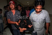 Polisi meringkus perampok dan pemerkosa guru SD di Ciputat, Tangerang Selatan.