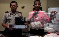 Polisi juga mengamankan sejumlah barang bukti dari tersangka.