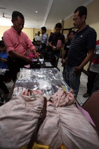 Sebelumnya, peristiwa kejahatan itu terjadi pada Jumat (29/3) sekitar pukul 01.55 WIB. Pelaku masuk ke dalam rumah korban yang berusia 24 tahun ini dengan mencongkel jendela rumah. Kemudian korban ditodong pisau lalu diperkosa.