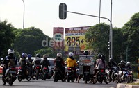 Para pengendara saling serobot dan tidak mau mengalah.