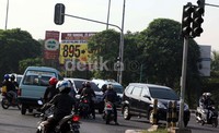 Lampu lalu lintas yang padam serta perilaku pengendara yang tidak tertib membuat rawan kecelakaan.