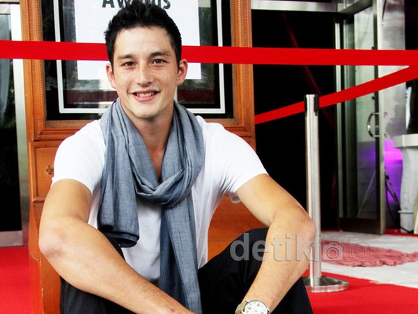 Bergaya Casual, Mike Lewis Makin Keren