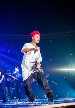 Gaya Swag G-Dragon di Konser Solo Perdananya
