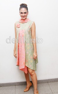 Luna terlihat semakin cantik dalam balutan dress batik yang bernuansa hijau-pink. Gus Mun/detikHOT.