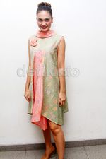 Aih, Manisnya Senyuman Luna Maya