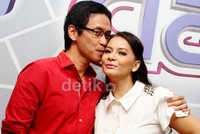 Kecupan mesra Addie MS untuk Memes. Gusmun/detikFoto.