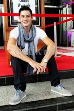 Bergaya Casual, Mike Lewis Makin Keren