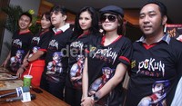 Nikita bersama para pemain 'Pokun Roxy'.