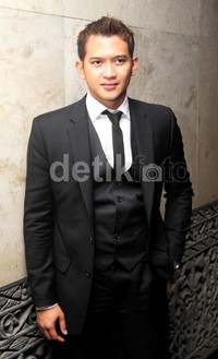 Pria yang sempat dekat dengan Agnes Monica itu tampak gagah dengan setelan jas hitam. Gus Mun/detikHOT.