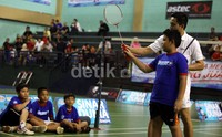 Peraih medali emas bulu tangkis ganda putra pada Olimpiade 1996, Ricky Subagja (kanan belakang), memberikan pelatihan singkat kepada salah satu peserta saat pembukaan kejuaraan bulu tangkis Sinar Dunia Cup 2013.