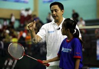 Ricky Soebagja, yang meraih emas bersama Rexy Mainaky, memberikan beberapa teknik dasar permainan bulu tangkis seperti cara memegang raket, posisi kaki, servis, dan teknik memukul.