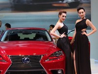 Lexus mengklaim konsumsi bahan bakar mobil ini cukup irit 4,3 liter untuk 100 km. Itu berarti sekitar 1 liter untuk 23 km.