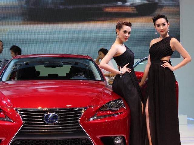 Mobil Mewah Lexus yang Irit BBM
