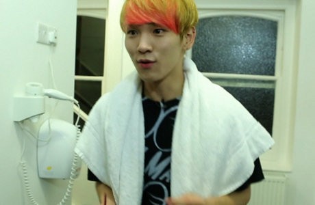 Ingin Irit, Key SHINee Warnai Rambut Sendiri di Rumah