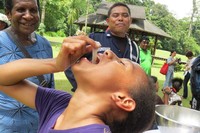 Seorang anak tanpa ragu-ragu mencicipi cacing Tambelo. Cacing Tambelo ini sudah dibersihkan dan direndam jeruk nipis, jadi tidak perlu jijik untuk memakannya (Fitraya/detikTravel)