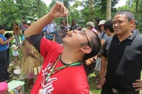 Nyam! Cacing yang licin ini dengan mudah masuk ke dalam perut saya. Rasanya? Enak! Sama saja seperti makan seafood seperti cumi. Apalagi dengan aroma jeruk nipis, saya lebih memilih cacing tambelo daripada ulat sagu (Fitraya/detikTravel)