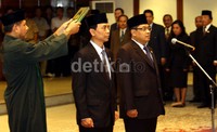 Kukuh Hadi Santoso (kanan) dan Widiyo Wiyono Budi (kiri) disumpah.