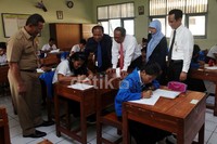 Kepala Dinas Pendidikan DKI Jakarta, Taufik Yudi Mulyanto bersama Direktur Utama Bank DKI, Eko Budiwiyono meninjau try out di SMK 19 Jakarta, Rabu (3/4/2013).