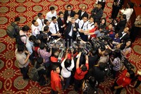 Setelah dipastikan menjadi ketua MK, Akil Mochtar langsung diserbu wartawan.