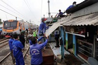 Sejumlah petugas membongkar bangunan di pinggir pos penjagaan pintu perlintasan kereta di Stasiun Kalideres Jakarta Barat.
