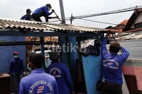 Petugas membongkar dengan mengunakan sejumlah peralatan, salah satunya linggis.