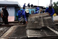 Penertiban bangunan ini dalam rangka meningkatkan volume penumpang KRL Jabodetabek.