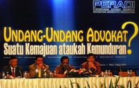     (Ki-ka) praktisi hukum Prof Romli Atmasasmita, Ketua Peradi Otto Hasibuan, dan paktisi hukum Johnson Panjaitan. (Rohman).