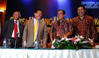     'Dibentuknya induk organisasi nanti semua orang bisa membentuk advokat asal berbadan hukum. Ini malapetaka yang terjadi, profesi kita bisa jadi profesi sampah,' kata Ketua Peradi, Otto Hasibuan saat menjadi pembicara dalam diskusi tersebut. (Rohman)