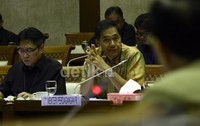 Menteri Perdagangan Gita Wirjawan menyimat pertanyaan anggota Komisi VI. Ramses/detikFoto.