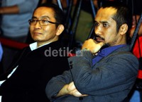 Abraham Samad mendengarkan pengumuman dengan serius. Menurut Komite Etik KPK, Abraham Samad tidak ikut membocorkan secara langsung sprindik tersebut. Namun perbuatan Samad tidak sesuai dengan sikap dan kode etik pimpinan KPK. Ramses/detikFoto.