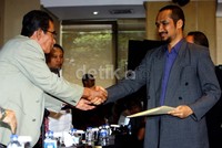 Anggota tim komite etik KPK, Tumpak Hatorangan Panggabean berjabat tangan dengan Abraham Samad. Menurut Tumpak, pembocor sprindik KPK adalah Wiwin Suwandi. Ramses/detikFoto.