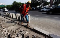 Pemerintah DKI Jakarta menata dan menertibkan kembali trotoar yang kondisinya telah rusak, untuk memberikan rasa aman dan nyaman bagi pejalan kaki.