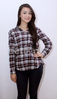Citra tampil casual dengan kemeja kotak-kotaknya.