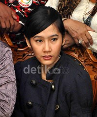 Tidak hadir di sidang, Rasti menggelar jumpa pers.