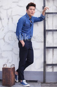 Eru dalam balutan kemeja denim, celana dongker, dan sepatu biru.