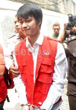 Senyuman Eza Gionino di Sidang Perdananya