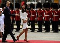 Lewat gaun Reiss putih dipadukan dengan topi dari Sylvia Fletcher dan sepatu dari Albini, perempuan berusia 31 tahun itu tampil memukau. AFP PHOTO / TIMOTHY A. Clary.